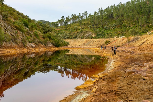 Lebendige Schichten und zerrissene Erde bei Rio Tinto