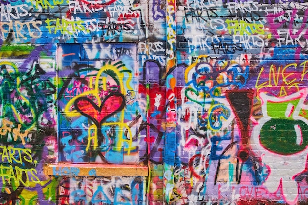 Lebendige städtische Graffiti-Kunst mit Liebe und Witz auf Augenhöhe