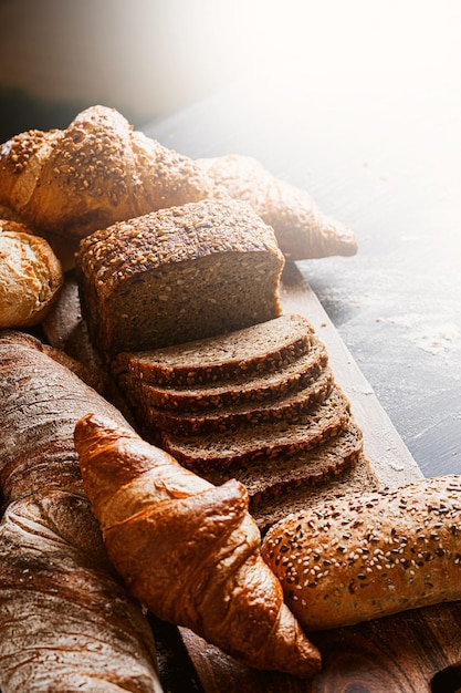 Lebendige und appetitliche Vielfalt an Backwaren, hergestellt von den geschickten Händen der Bäcker. Herrliche Brötchen, perfekt goldene Croissants, frische und duftende Baguettes werden in ihrer ganzen Pracht präsentiert