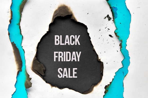 Lebendiger Farbpapierhintergrund mit gebranntem Loch in der Mitte, Text "Black Friday Sale".