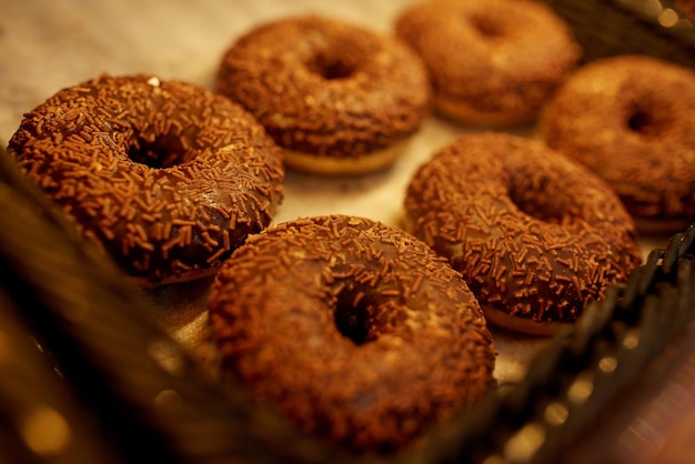 Lebensmittel-, Back- und Verkaufskonzept - Nahaufnahme von Schokoladen-Donuts in einer Bäckerei oder einem Lebensmittelgeschäft