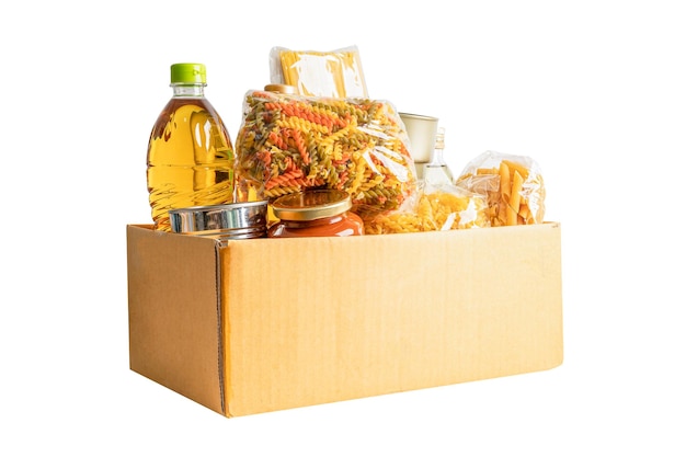 Lebensmittel für die Spende isoliert auf weißem Hintergrund mit Beschneidungspfad Lagerung und Lieferung Verschiedene Lebensmittel, Pasta, Speiseöl und Konserven im Karton