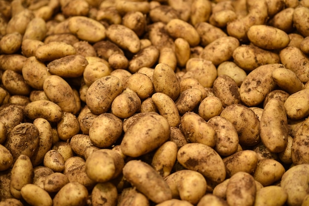 Lebensmittel-Gemüse-frische Frühkartoffeln, Hintergrund. Kartoffelmuster für Verkauf im Markt