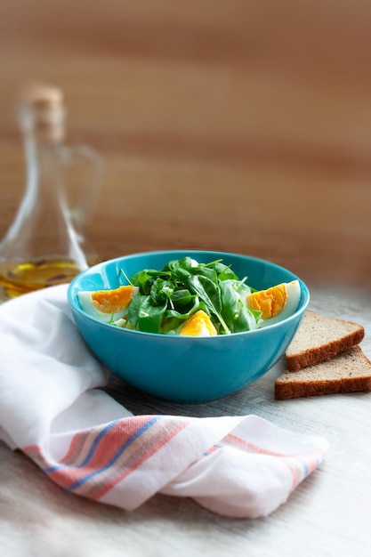 Foto lebensmittel gesundes frühstück salat aus kohl und eiern roggenbrot duftendes würziges olivenöl mit pfeffer