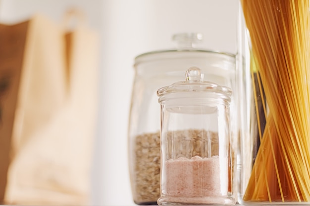 Foto lebensmittel in gläsern in der küche nudeln getreide salz wein lebensmittel