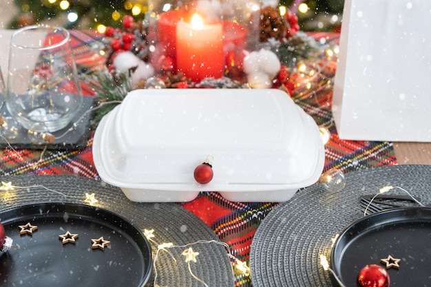 Lebensmittel-Lieferservice-Container auf dem Tisch, die festlich für die Feier von Weihnachten und Neujahr serviert werden Geschirr und Loftstyle-Dekor Zeitersparnis Hot Order Einweg-Plastikbox Mock-up
