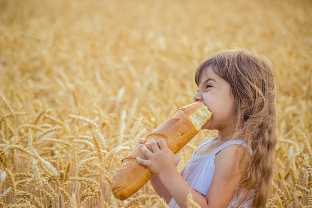 Lebensmittel und Getränke mit selektivem Fokus für Kinder und Brot