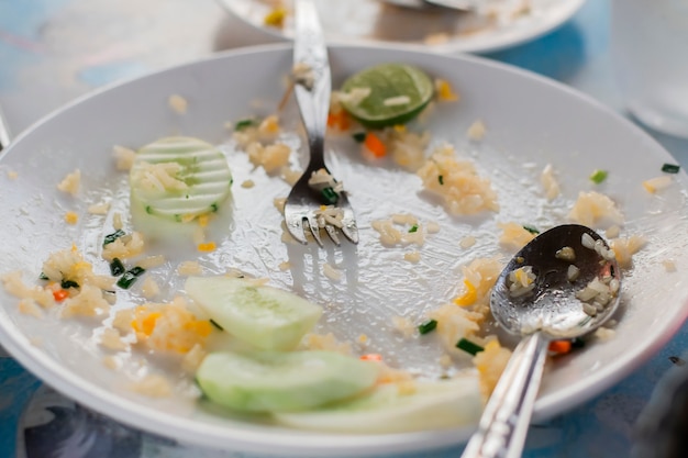 Lebensmittelabfälle in weißer Schale