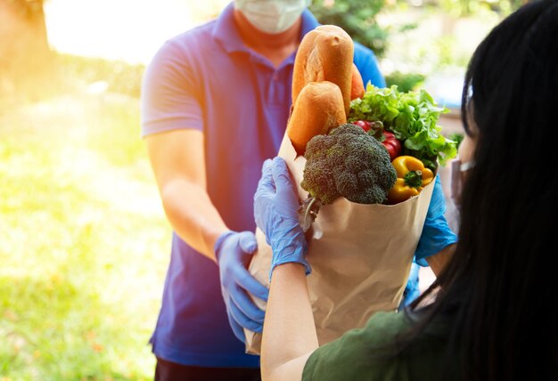 Foto lebensmittelanbieter tragen masken, bleiben zu hause und reduzieren die ausbreitung des covid-19-virus