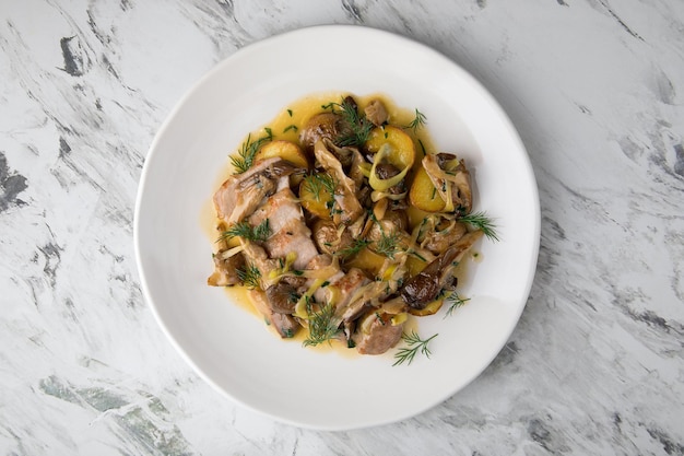 Lebensmittelbanner aus in Streifen geschnittenem Fleisch, Zitrone und Mahlzeit auf einem weißen Teller