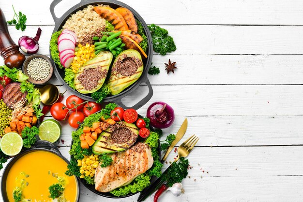 Foto lebensmittelbanner pasta huhn kürbissalat fleisch pilze auf weißem holzhintergrund draufsicht freier platz für text