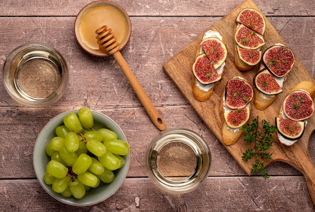 Lebensmittelfotografie von Bruschetta-Feigen-Ricotta-Trauben und Wein