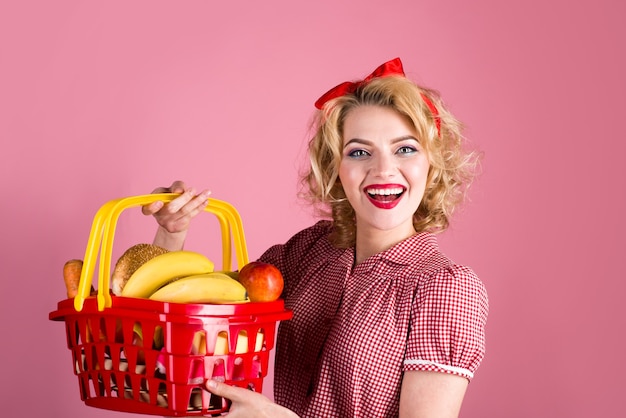 Lebensmittelgeschäft-Pin-up-Frau mit Einkaufswagen Pin-up-Frau beim Einkaufen im Supermarkt Einkaufen Verkauf Rabatt