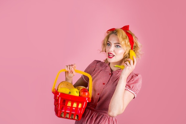 Lebensmittelgeschäft-Pin-up-Frau mit Einkaufswagen Pin-up-Frau beim Einkaufen im Supermarkt Einkaufen Verkauf Rabatt