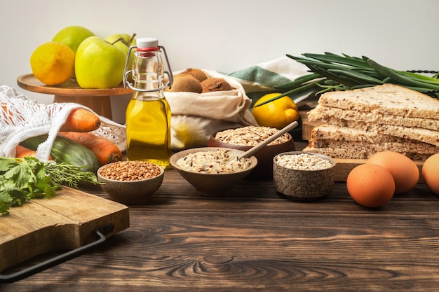 Lebensmittelhintergrund, Gemüse, Obst und Müsli auf einem Holztisch in der Küche, gesunde Kochzutaten.