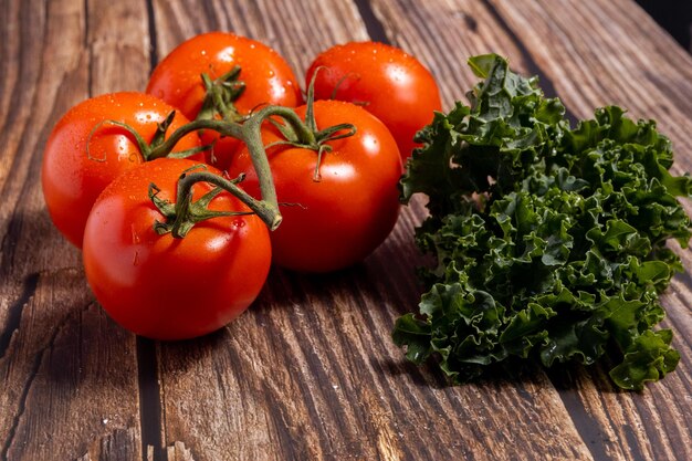 Lebensmittelhintergrund. Tomaten und Gemüse