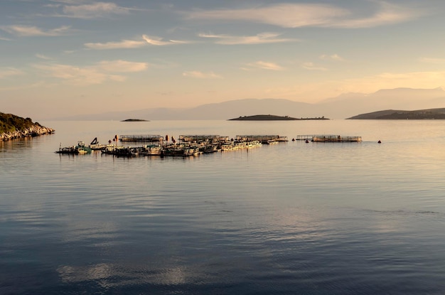 LebensmittelindustrieFischzucht im offenen Meer Blick auf die Teiche mit Fischen Griechenland