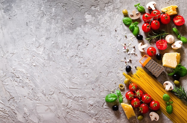 Foto lebensmittelinhaltsstoffe für italienische teigwaren, spaghetti auf grauem konkretem hintergrund.