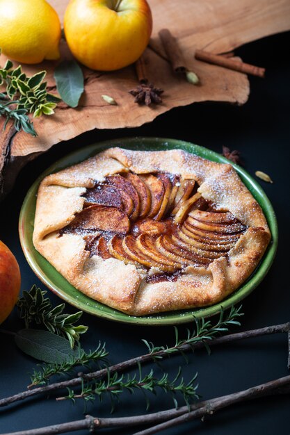 Lebensmittelkonzept frisch gebackene goldene selbst gemachte organische butterartige Kruste Apfel-Galette-Kuchens