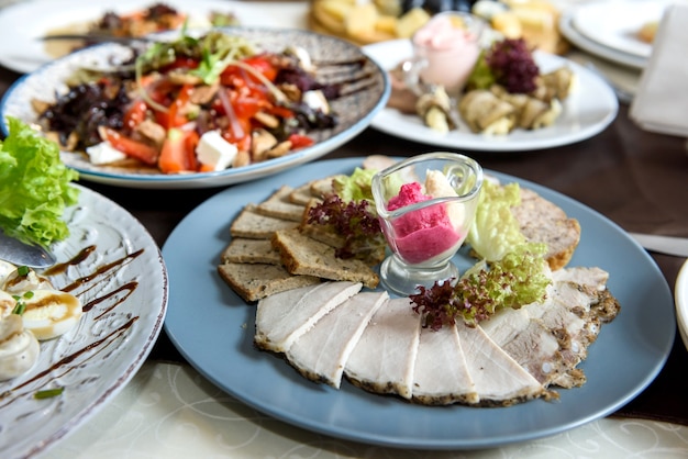 Lebensmittelkonzept. Frischer Salat auf Teller im Restaurant dekoriert Nahaufnahme