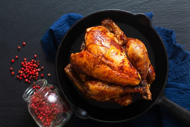 Lebensmittelkonzept Gebratenes, gegrilltes ganzes Bio-Huhn in der Pfanne Eisenpfanne