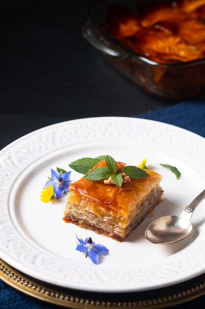 Lebensmittelkonzept Hausgemachtes Baklava-Dessert auf schwarzem Hintergrund mit Kopierraum