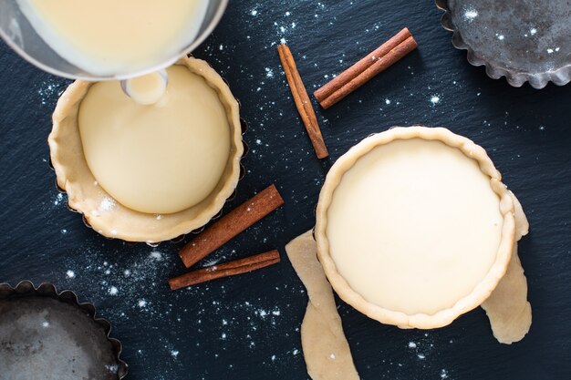 Lebensmittelkonzept hausgemachtes bio-ei portugiesische vanillepudding-törtchen pasteis de nata