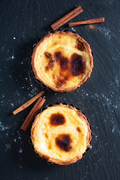 Lebensmittelkonzept Hausgemachtes Bio-Ei Portugiesische Vanillepudding-Törtchen PASTEIS DE NATA