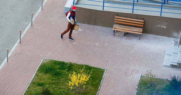 Lebensmittellieferant auf leerer Straße Hersteller von Quarantäne