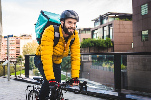 Lebensmittellieferservice, Fahrer, der Lebensmittel mit dem Fahrrad an Kunden liefert - Konzepte zu Transport, Lebensmittellieferung und Technologie