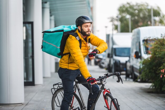 Lebensmittellieferservice, Fahrer, der Lebensmittel mit dem Fahrrad an Kunden liefert - Konzepte zu Transport, Lebensmittellieferung und Technologie