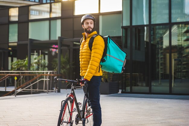 Lebensmittellieferservice, Fahrer, der Lebensmittel mit dem Fahrrad an Kunden liefert - Konzepte zu Transport, Lebensmittellieferung und Technologie