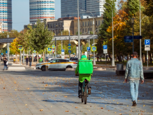 Lebensmittellieferung Ein Radfahrer liefert Lebensmittel auf der Straße in Moskau