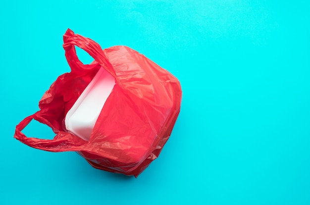 Lebensmittelmüllverpackung in roter Plastiktüte
