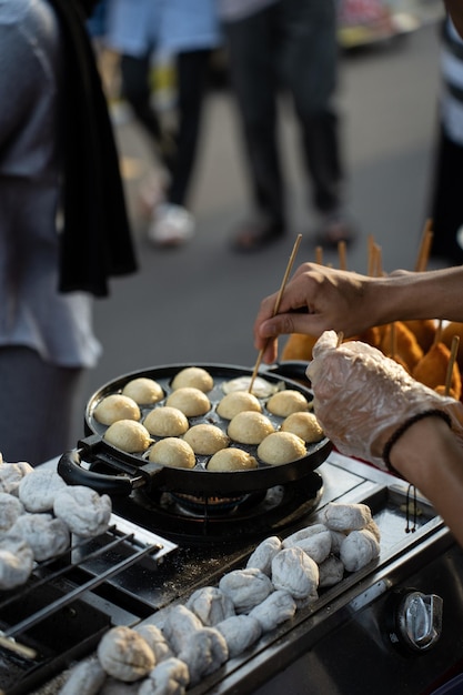 Lebensmittelverkäufer machen Takoyaki zu einem köstlichen Streetfood-Snack auf dem Jogokariyan-Ramadhan-Markt