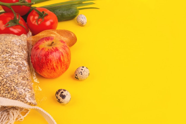 Lebensmittelverpackung auf gelbem Hintergrund. Lieferung von Lebensmitteln unter Quarantäne nach Hause. Flatlay-Banner mit Copyspace.