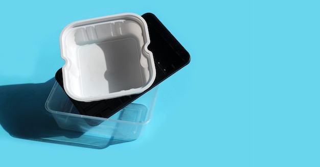 Lebensmittelverpackungen aus Kunststoff auf blauem Hintergrund