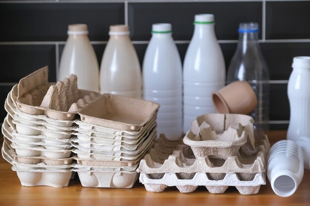 Lebensmittelverpackungen und Plastikmüll und Flaschen zum Recycling. Abfall sortieren, trennen