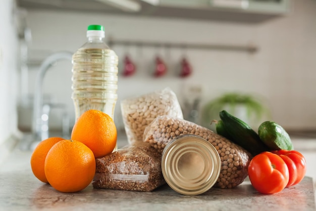 Lebensmittelvorräte Vorrat an haltbaren Lebensmitteln Gemüse und Obst in der Küche