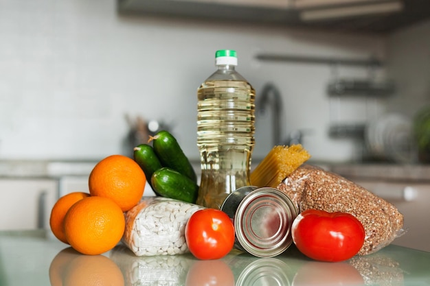 Lebensmittelvorräte Vorrat an haltbaren Lebensmitteln Gemüse und Obst in der Küche