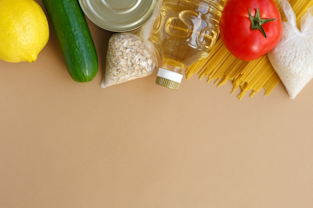 Lebensmittelvorrat Grundnahrungsmittel für Bedürftige Obst und Gemüse in Dosen und Pasta Butter und Müsli