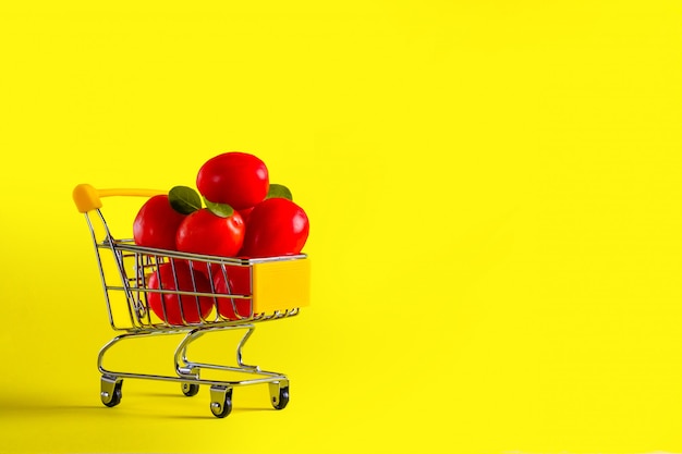 Lebensmittelwagen mit Kirschtomaten und Maissalat