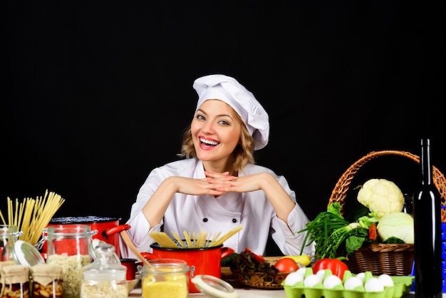 Lebensmittelzubereitung Kochkonzept fröhliche Frau, die Gerichte zubereitet, kopieren Platz für das Restaurant