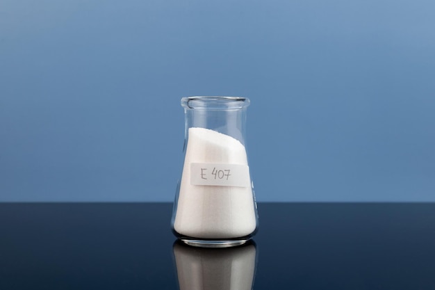 Lebensmittelzusatzstoff E407 oder E407a im Glaskolben Carrageenan Gum Powder oder Carrageenin.