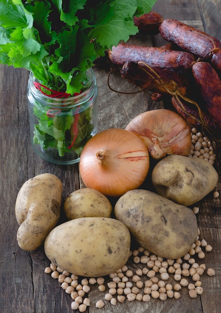 Lebensmittelzutaten, Chorizos, Kartoffeln, Zwiebeln, Kichererbsen und Rübenoberteile.