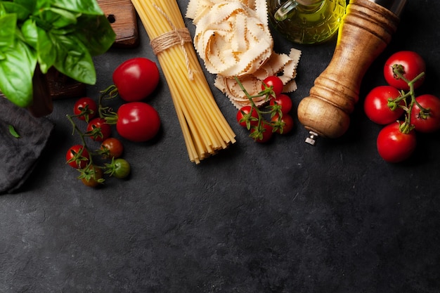 Lebensmittelzutaten der italienischen Küche Pasta-Tomaten-Basilikum und Gewürze