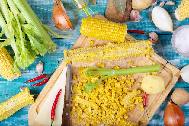 Lebensmittelzutaten für Maiscremesuppe. Nahaufnahme