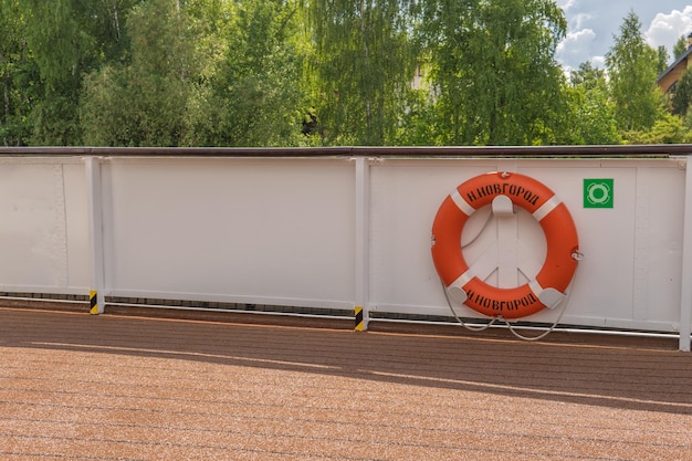 Lebensrettender Kreis an Deck Sommerferien Freizeit Oberschiff Junges Segeln Sitzen an Bord