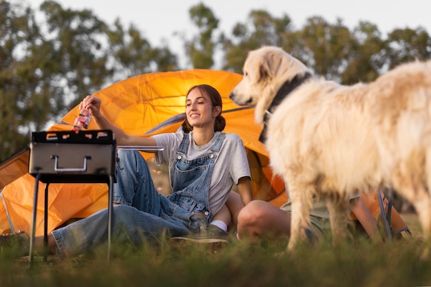 Foto lebensstil der menschen, die auf dem campingplatz leben