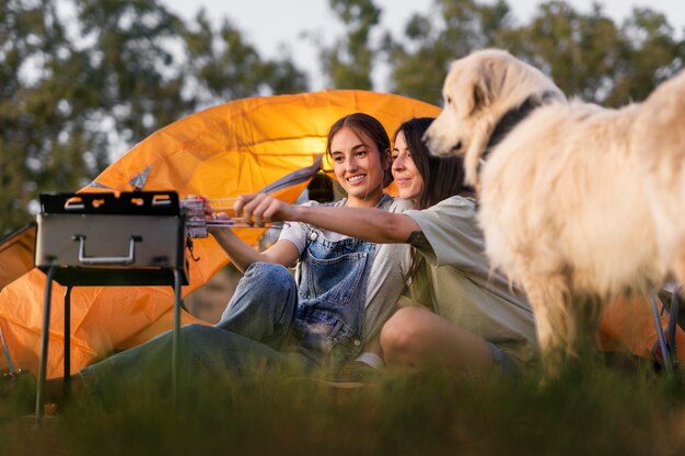 Foto lebensstil der menschen, die auf dem campingplatz leben